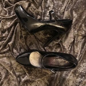 BCBG Black pumps